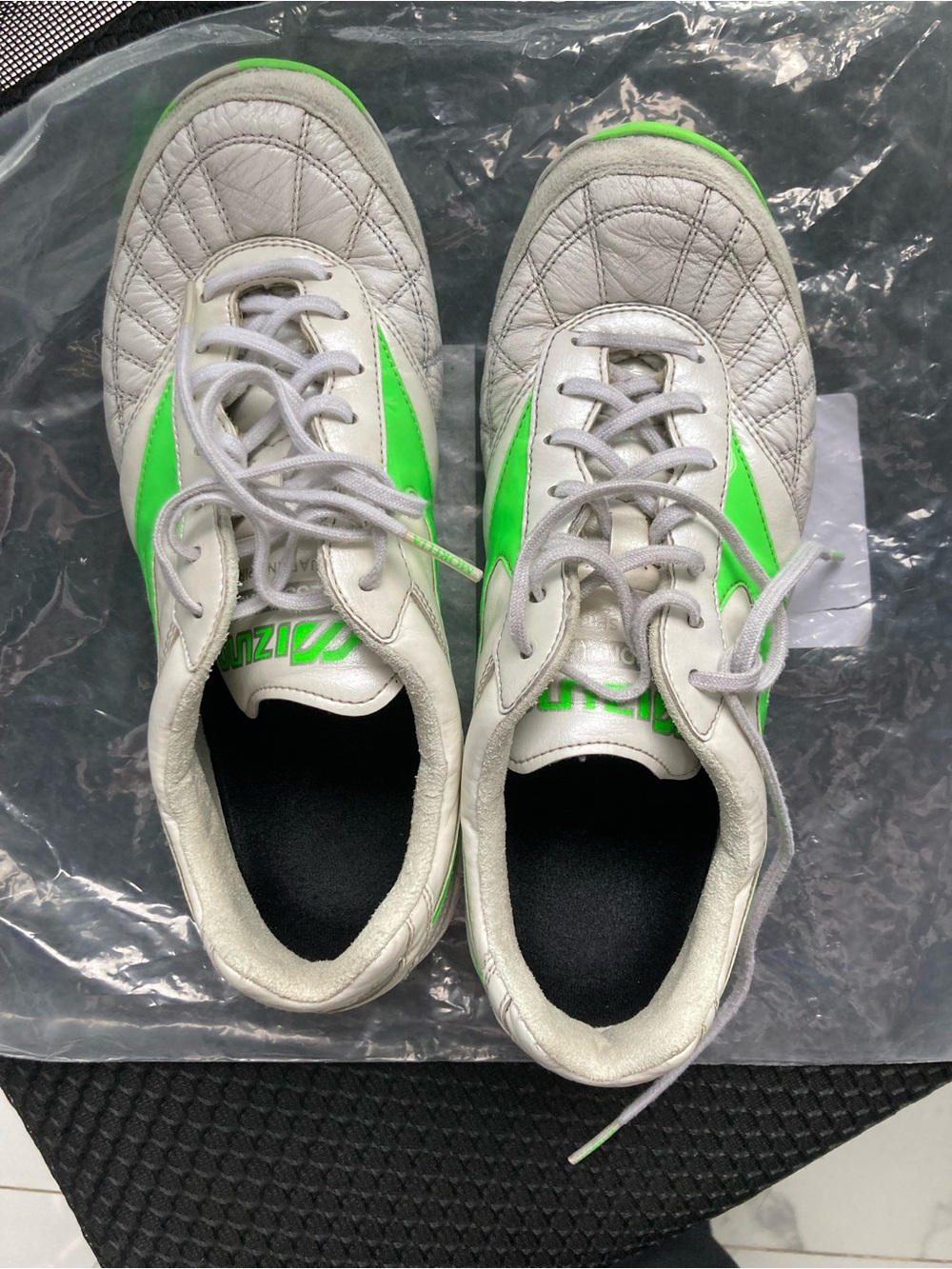 Mizuno Kids' White & Neon Green Soccer Shoes